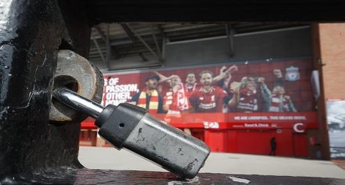 ديلي ميل: انقسام بين أندية بريميرليج لعودة النشاط في ملاعب محايدة